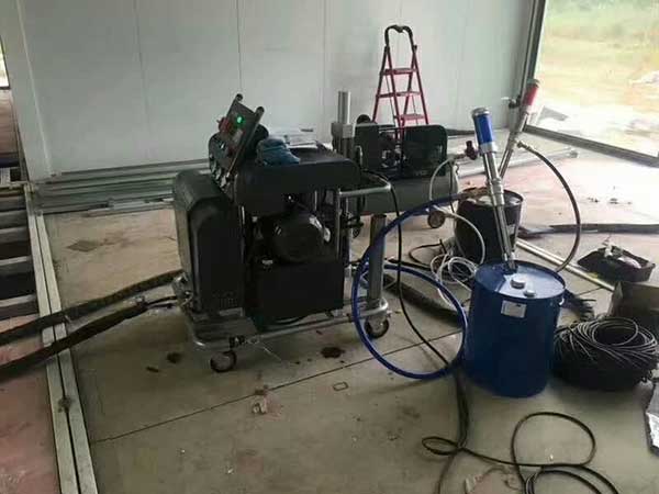 西藏拉薩冷庫保溫工程聚氨酯保溫材料5優(yōu)勢(圖1) 聚氨酯保溫發(fā)泡機用于輕鋼房保溫施工
