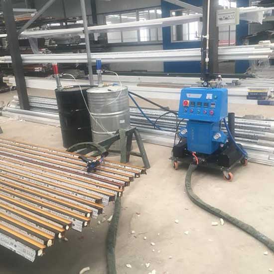 鋁型材填充發(fā)泡機(圖1) Q2600D定時定量聚氨酯斷橋鋁型材填充發(fā)泡機