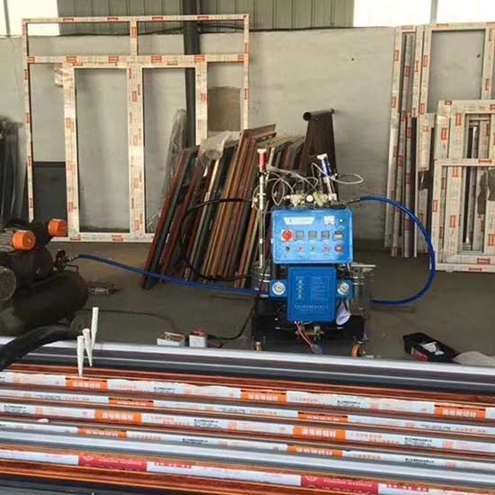 型材發(fā)泡 澆注機(jī)器(圖1) Q2600型材發(fā)泡澆注機(jī)器
