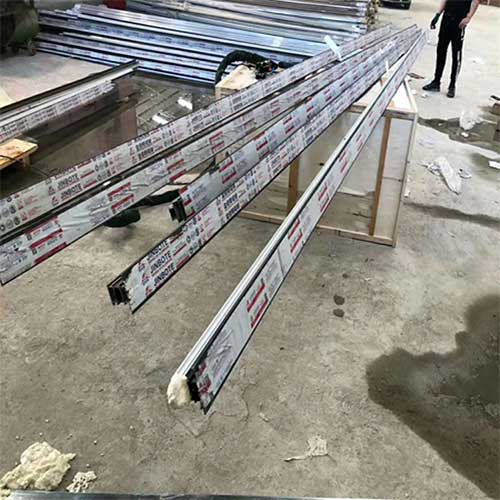 型材發(fā)泡 澆注機(jī)器(圖2) 斷橋鋁型材發(fā)泡澆注案例