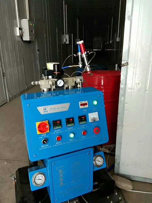 冷庫外墻保溫使用泡沫材料施工機(jī)械(圖1) Q2600冷庫外墻保溫使用泡沫材料施工機(jī)械