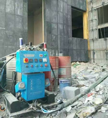 建筑外墻夾縫聚氨酯澆注施工(圖2) Q2600建筑外墻夾縫聚氨酯澆注設(shè)備