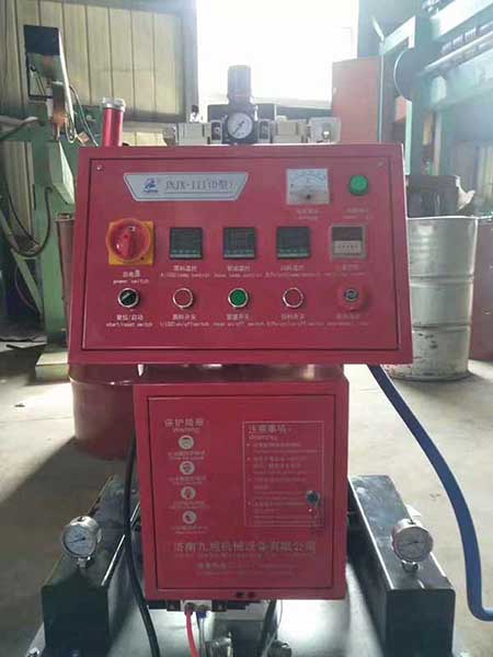 聚氨酯發(fā)泡熱水器(圖1) D型熱水器保溫用聚氨酯發(fā)泡機(jī)